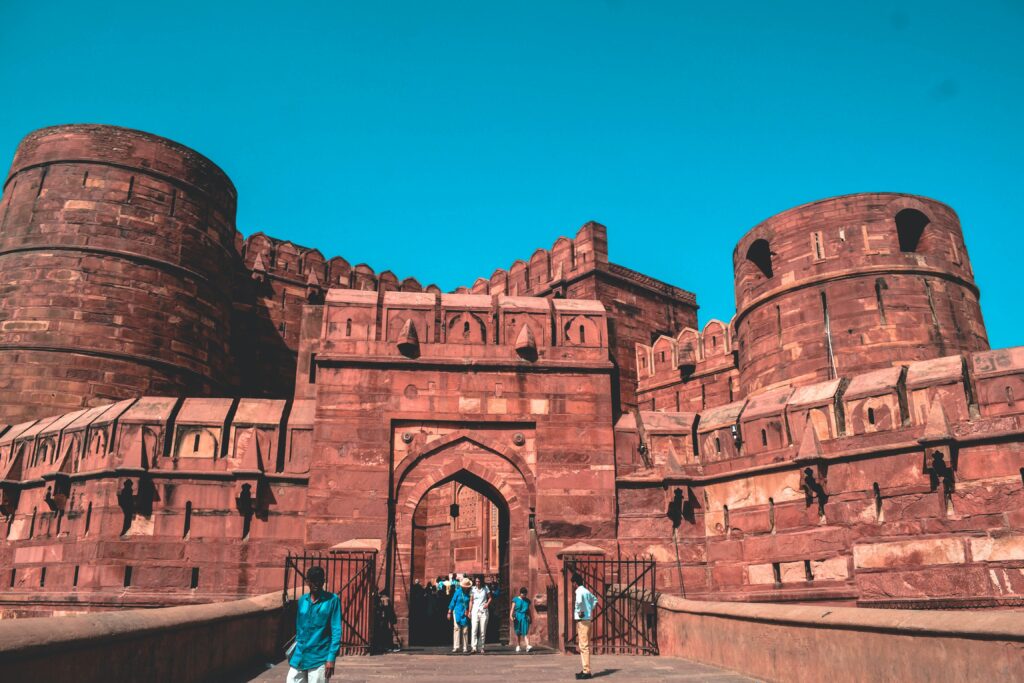 What is Agra Fort famous for?